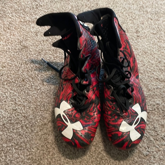 Men’s Under Armour football cleats in great condition! Size 8.5 - Picture 1 of 4